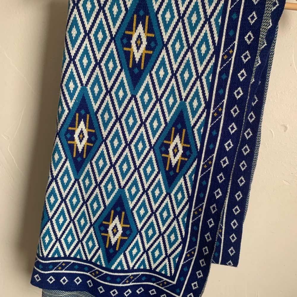 Blue, geometric patterned scarf. ONE SIZE : 25”x90”